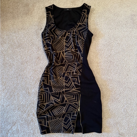 Dresses & Skirts - Zipped up seductive dress